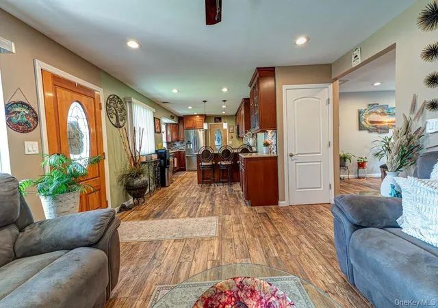 4th image of 8 Oswego Dr, Bay Shore, NY 11706 | MLS# 1001037