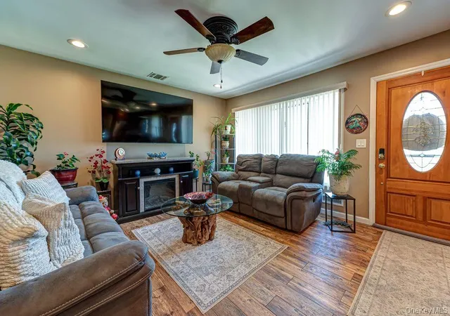 5th image of 8 Oswego Dr, Bay Shore, NY 11706 | MLS# 1001037