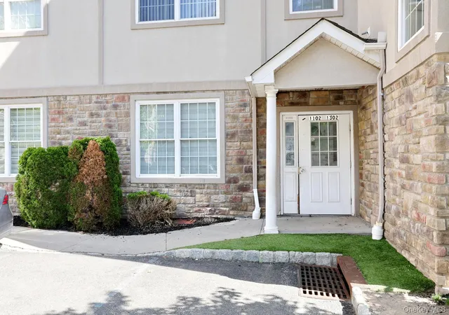 Listing Photo 2 - Condo for sale in building located at 1302 Parkview Dr, Spring Valley, NY 10975 - Unit #