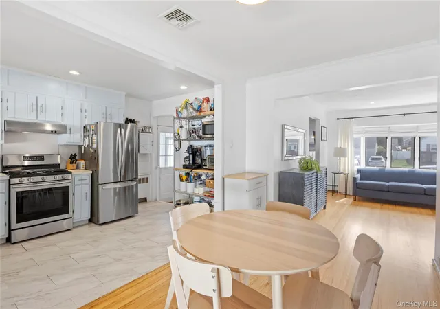 5th image of 17 Shelly Ct, Oyster Bay, NY 11803 | MLS# 1001105