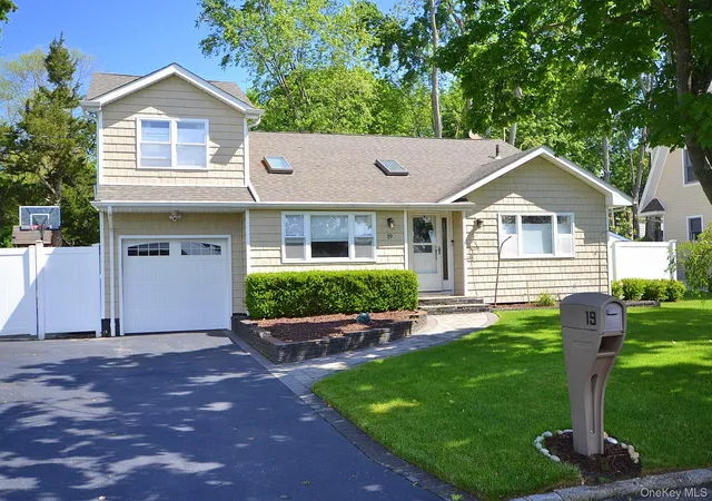 2nd image of 19 Viceroy Pl, Port Jefferson Station, NY 11776 | MLS# 1001199