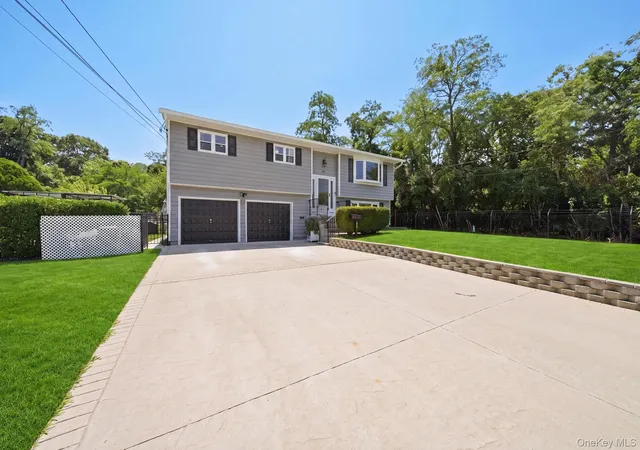 Photo 3 of Sale Pending at 58 Oakridge Dr, Islip, NY 11706 | MLS# 1001272 | Listing updated on 2026-09-17