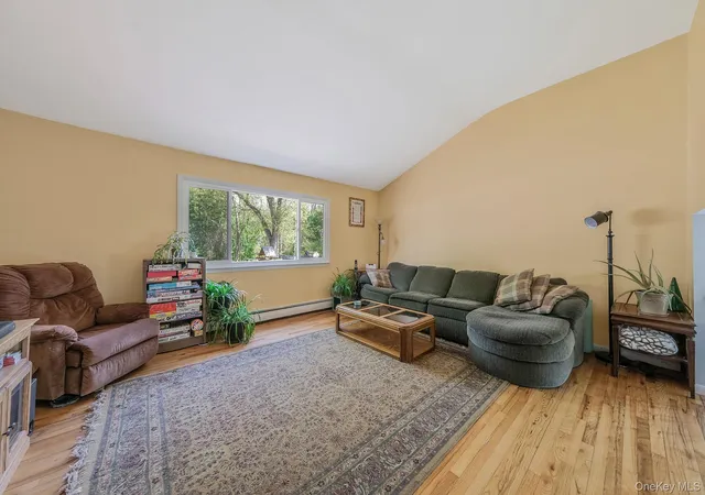 5th image of 10 Magellan Ave, Smithtown, NY 11754 | MLS# 1001333