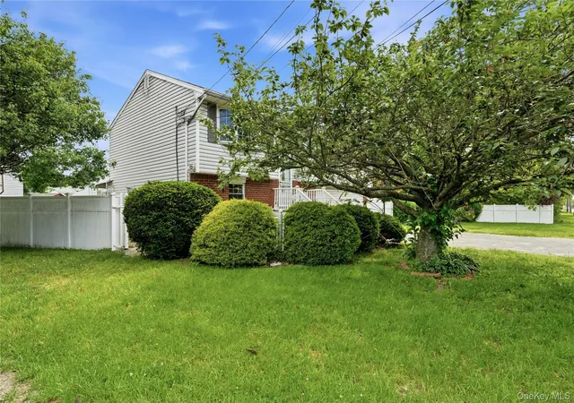 2nd image of 175 Candlewood Rd, Bay Shore, NY 11706 | MLS# 1001352