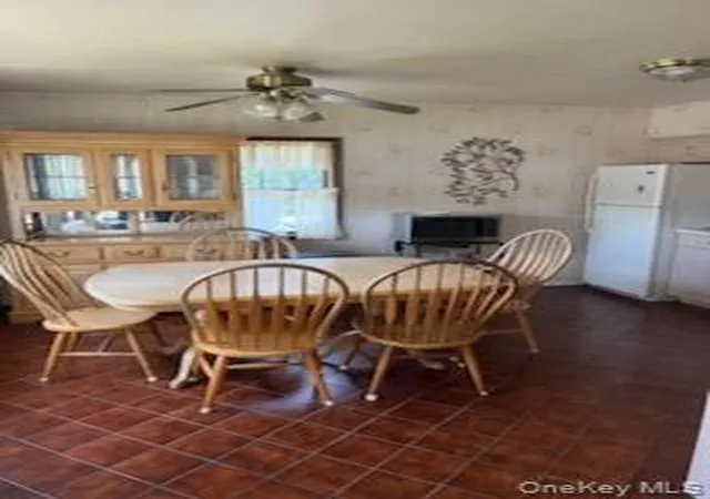 3rd image of 140 Texas St, Babylon, NY 11757 | MLS# 1001370
