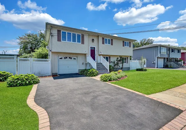5th image of 86 Paris Ct, West Islip, NY 11795 | MLS# 1001416