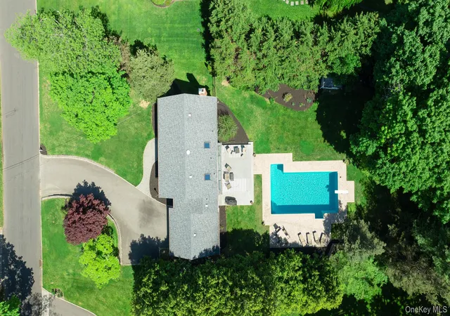 28th image of 41 Astor Ave, Smithtown, NY 11780 | MLS# 1001456