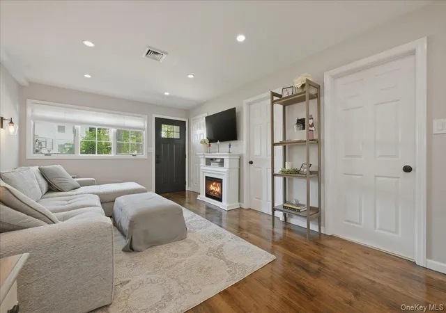 5th image of 1924 Carroll Ave, Hempstead, NY 11566 | MLS# 1001570