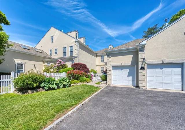 Homes for sale in Glen Cove, NY | 10 Swan Ct, Glen Cove, NY 11542 | MLS# 1001652
