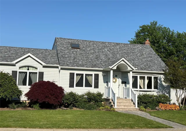 2nd image of 104 Phyllis Dr, Lindenhurst, NY 11757 | MLS# 1001659