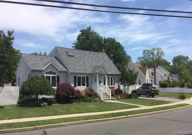 3rd image of 104 Phyllis Dr, Lindenhurst, NY 11757 | MLS# 1001659