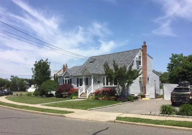 4th image of 104 Phyllis Dr, Lindenhurst, NY 11757 | MLS# 1001659