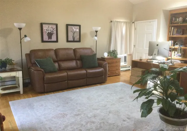 5th image of 104 Phyllis Dr, Lindenhurst, NY 11757 | MLS# 1001659