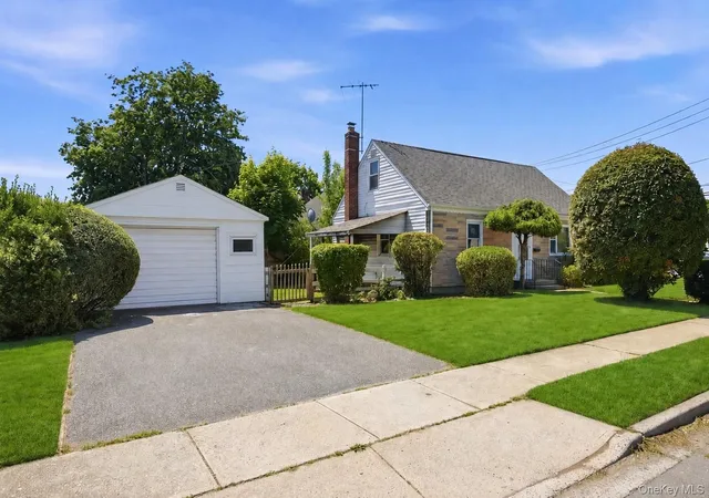 2nd image of 1082 Myron St, Hempstead, NY 11553 | MLS# 1001727