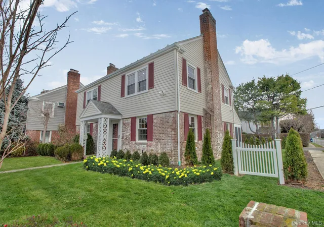 1st image of 2 Bayview Ct, North Hempstead, NY 11030 | MLS# 1001772