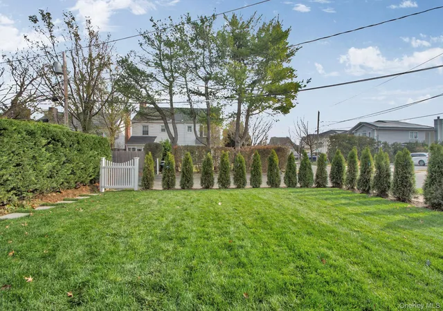 18th image of 2 Bayview Ct, North Hempstead, NY 11030 | MLS# 1001772