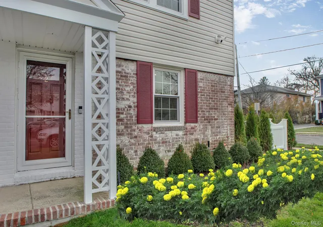 2nd image of 2 Bayview Ct, North Hempstead, NY 11030 | MLS# 1001772