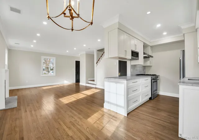 3rd image of 2 Bayview Ct, North Hempstead, NY 11030 | MLS# 1001772