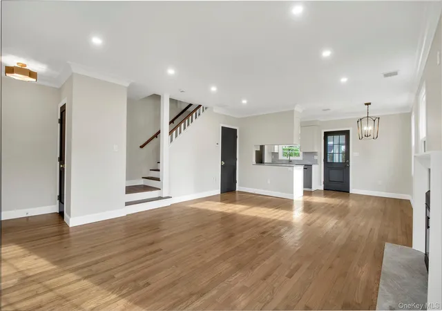 5th image of 2 Bayview Ct, North Hempstead, NY 11030 | MLS# 1001772