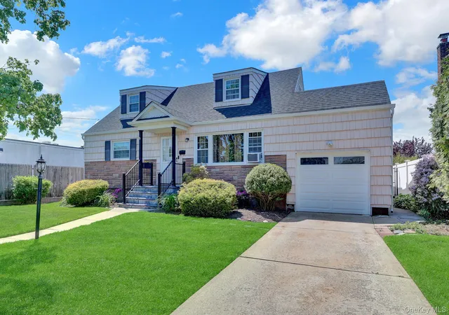 Photo 2 of Sale Pending at 202 N Kings Ave, Oyster Bay, NY 11758 | MLS# 1001855 | Listing updated on 2026-07-28