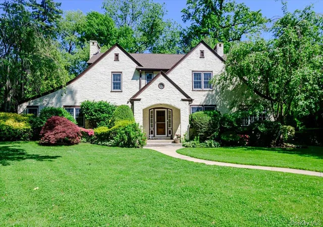 Photo 1 of Sale Pending at 11 Myrtle Dr, Great Neck, NY 11021 | MLS# 1001930 | Listing updated on 2026-06-30