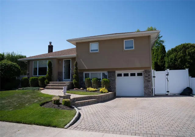 1st image of 105 Lincoln Rd S, Oyster Bay, NY 11803 | MLS# 1001979