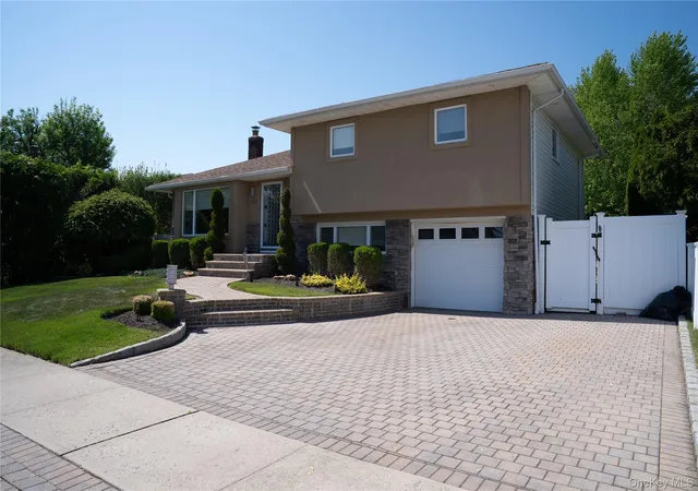 2nd image of 105 Lincoln Rd S, Oyster Bay, NY 11803 | MLS# 1001979