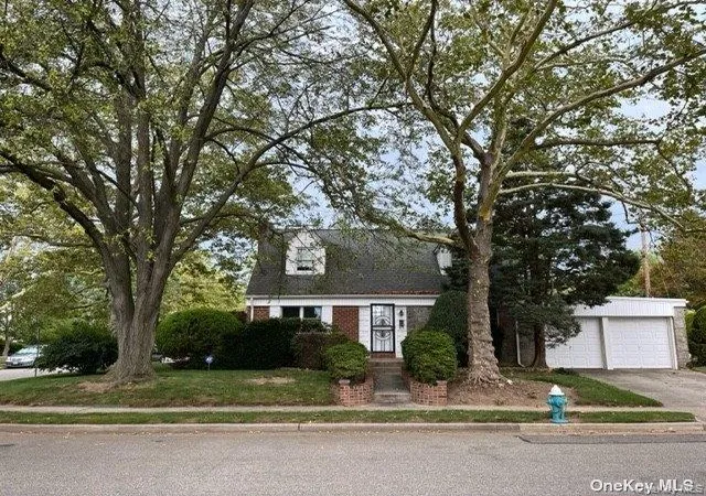 Homes for sale in North Hempstead, NY | 83 Stephan Marc Ln, North Hempstead, NY 11040 | MLS# 1001988