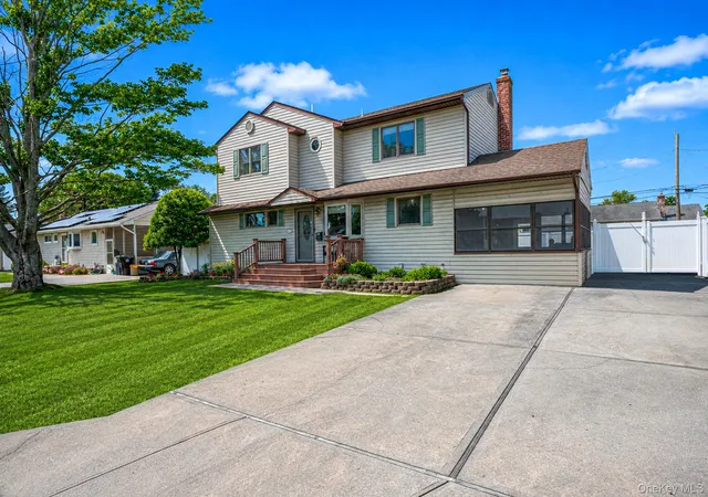 3rd image of 11 Windsor St, Islip, NY 11751 | MLS# 1002148