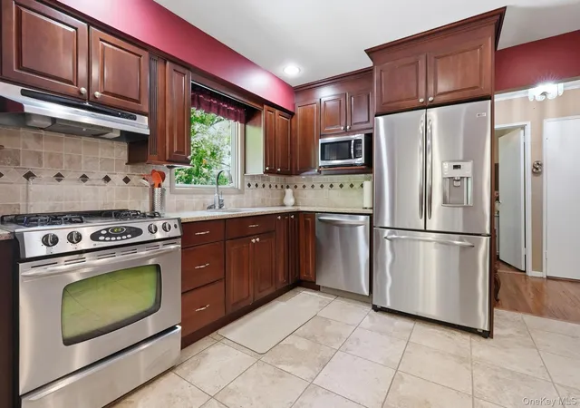 Photo 4 of Sale Pending at 41 Semon Rd, Huntington, NY 11743 | MLS# 1002228 | Listing updated on 2026-09-25