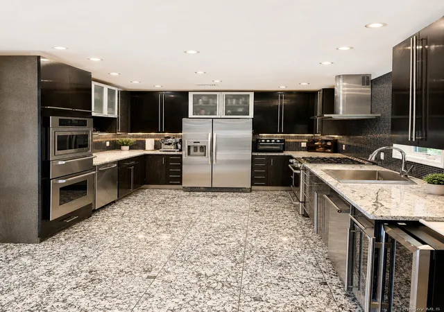 Photo 4 of Sale Pending at 6 Manor Ln, Woodmere, NY 11598 | MLS# 1002252 | Listing updated on 2026-07-16