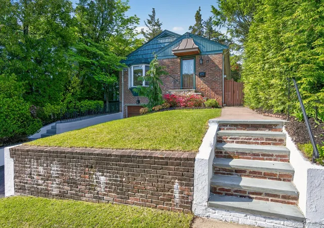 2nd image of 16 Warwick Pl, North Hempstead, NY 11050 | MLS# 1002284