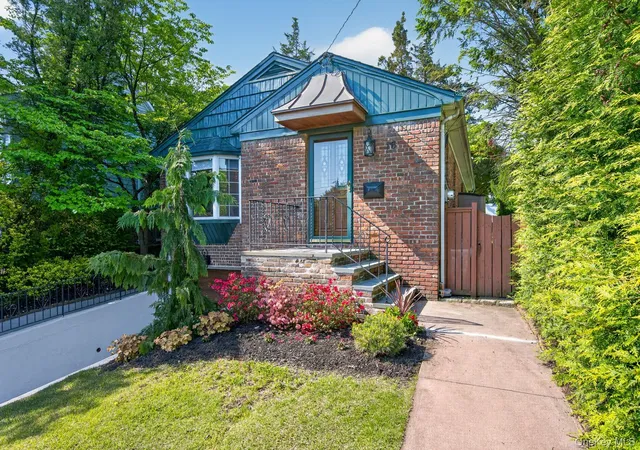 3rd image of 16 Warwick Pl, North Hempstead, NY 11050 | MLS# 1002284