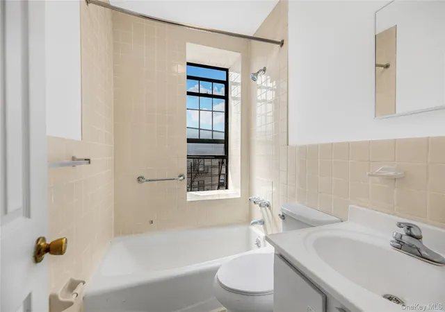 2nd image of 29 Convent Ave, New York, NY 10027