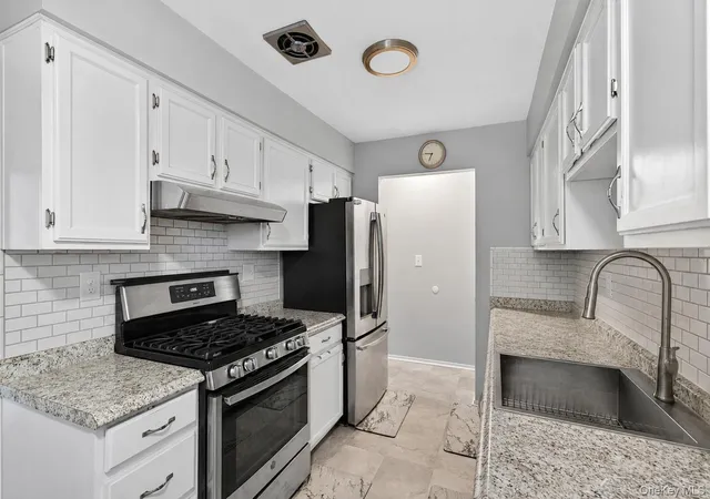 2nd image of 2 Acorn Ct, Woodbury, NY 10930 | MLS# 1002400
