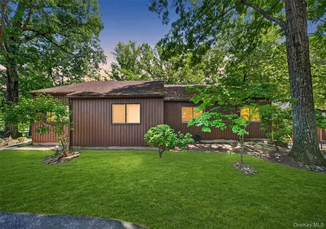 5th image of 2 Acorn Ct, Woodbury, NY 10930 | MLS# 1002400