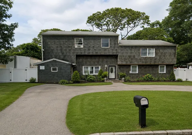 Single family home for sale at 3 Lee Pl, Mastic, NY 11950 | MLS# 1002426 | Listing updated on 2026-07-02