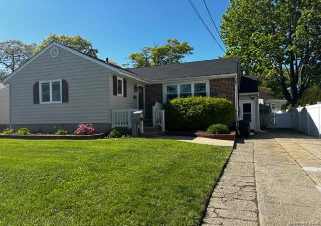 2nd image of 185 Audley Ct, Copiague, NY 11726 | MLS# 1002450