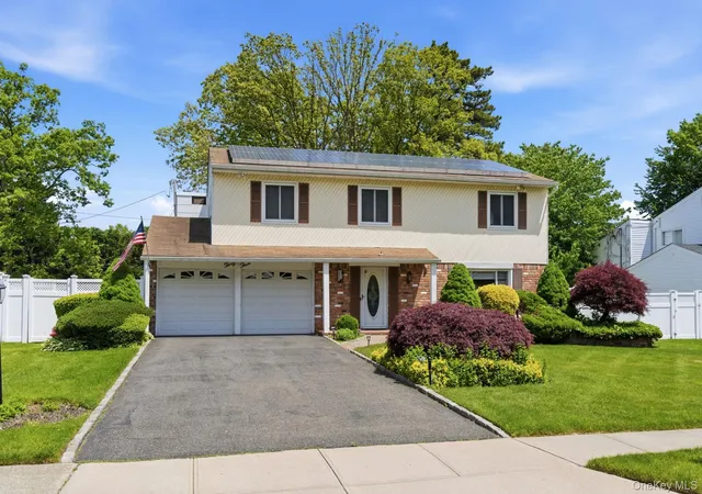 1st image of 33 Roy Dr, Smithtown, NY 11767 | MLS# 1002477