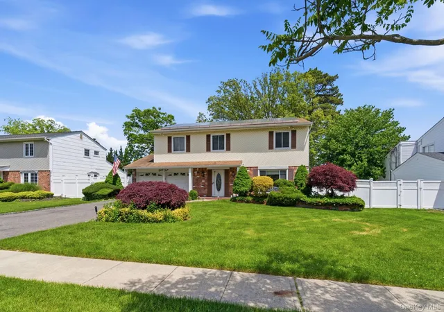 3rd image of 33 Roy Dr, Smithtown, NY 11767 | MLS# 1002477