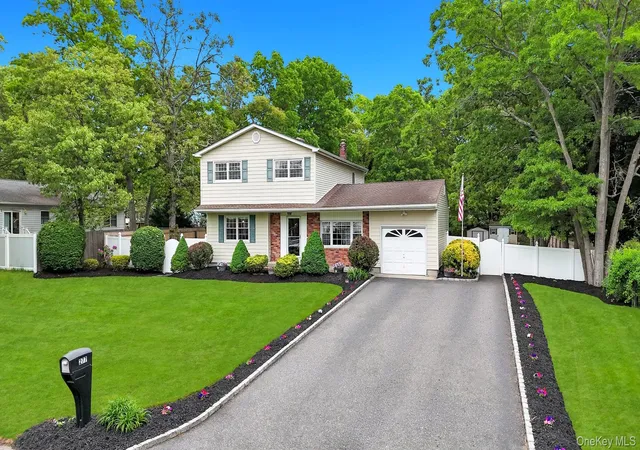 3rd image of 277 Magnolia Dr, Selden, NY 11784 | MLS# 1002501