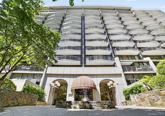 2nd image of 15 Stewart Pl, White Plains, NY 10603
