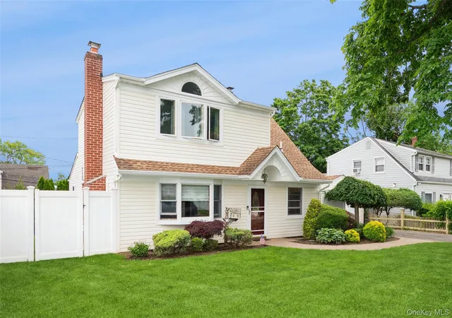3rd image of 25 Rock Ln, Hempstead, NY 11756 | MLS# 1002574
