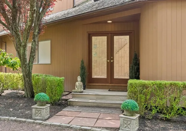 Photo 3 of Sale Pending at 61 Hidden Cvs Ct, Southampton, NY 11968 | MLS# 1002630 | Listing updated on 2026-07-07