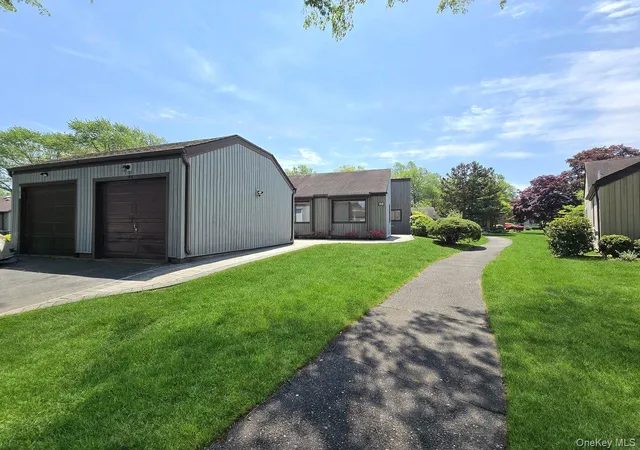 3rd image of 180 Strathmore Gate Dr, Brookhaven, NY 11790 | MLS# 1002746