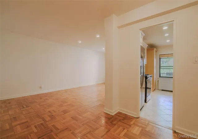 5th image of 20 Canterbury Rd, North Hempstead, NY 11030