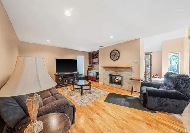 4th image of 6 Sachem Ct, Farmingville, NY 11738 | MLS# 1002929