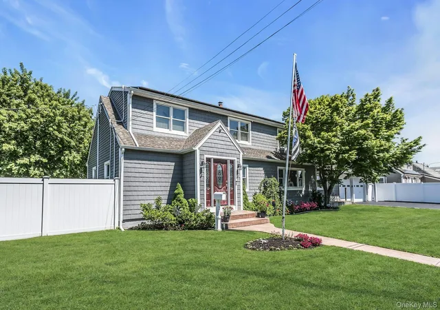 3rd image of 2 Vermont St, Lindenhurst, NY 11757 | MLS# 1002943