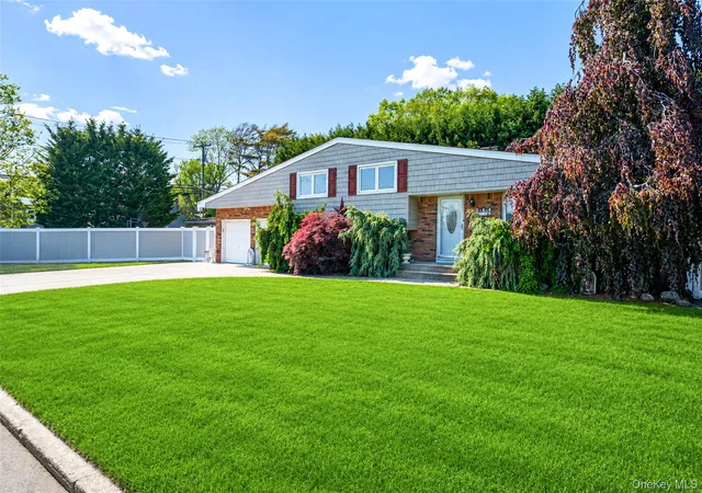 2nd image of 73 Danbury St, Bay Shore, NY 11706 | MLS# 1002967