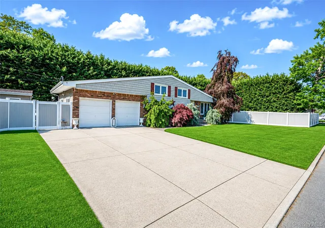 3rd image of 73 Danbury St, Bay Shore, NY 11706 | MLS# 1002967